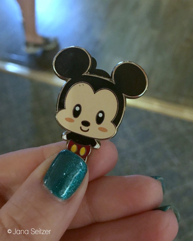 Beginner's Guide To Pin Trading at Disney World: Disney Pin Trading 101