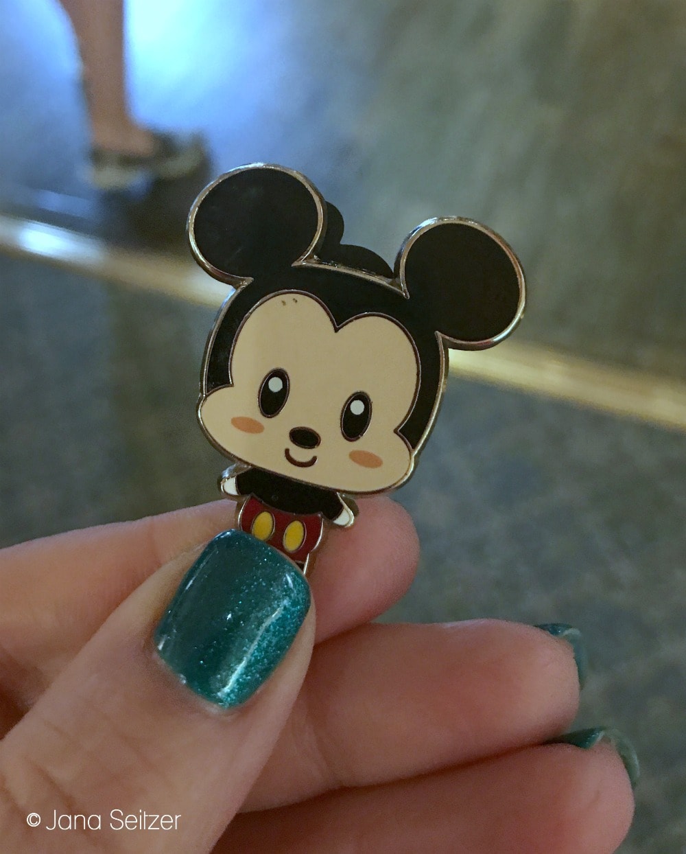Beginner's Guide To Pin Trading at Disney World: Disney Pin Trading 101 - Mickey Mouse pin