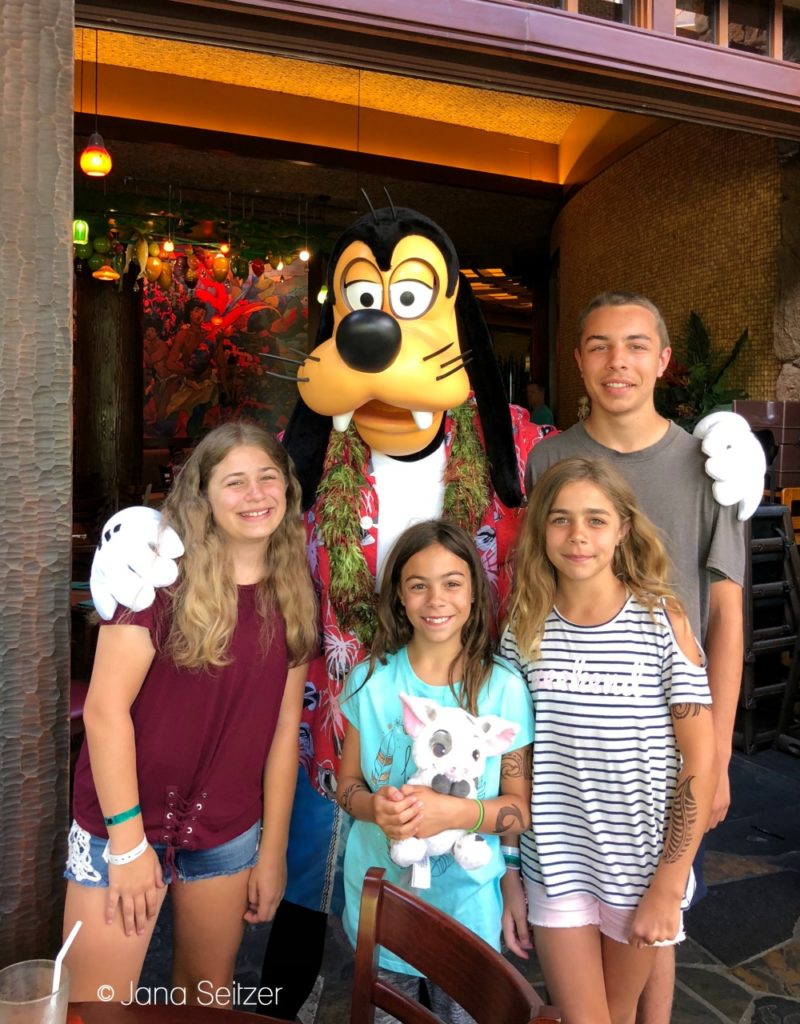photo with Goofy ay Disney Character Dining experience at Makahiki