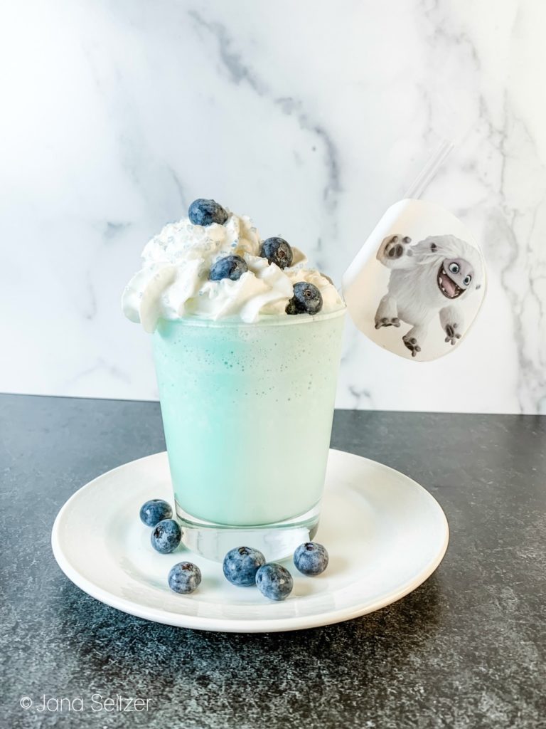 Everest Vanilla Milkshake with Blueberries